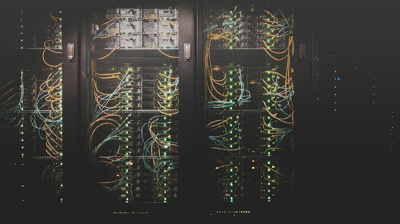 Netzwerkkabel in einem Rechenzentrum